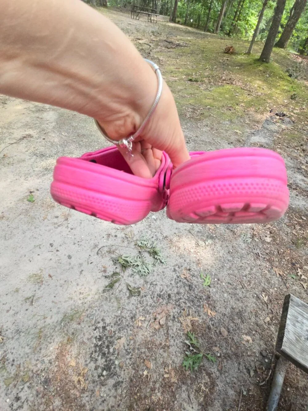 ✨Crocs Classic Clogs Electric Pink Girls Youth  SlipOn Sandals Jibbitz  2/4